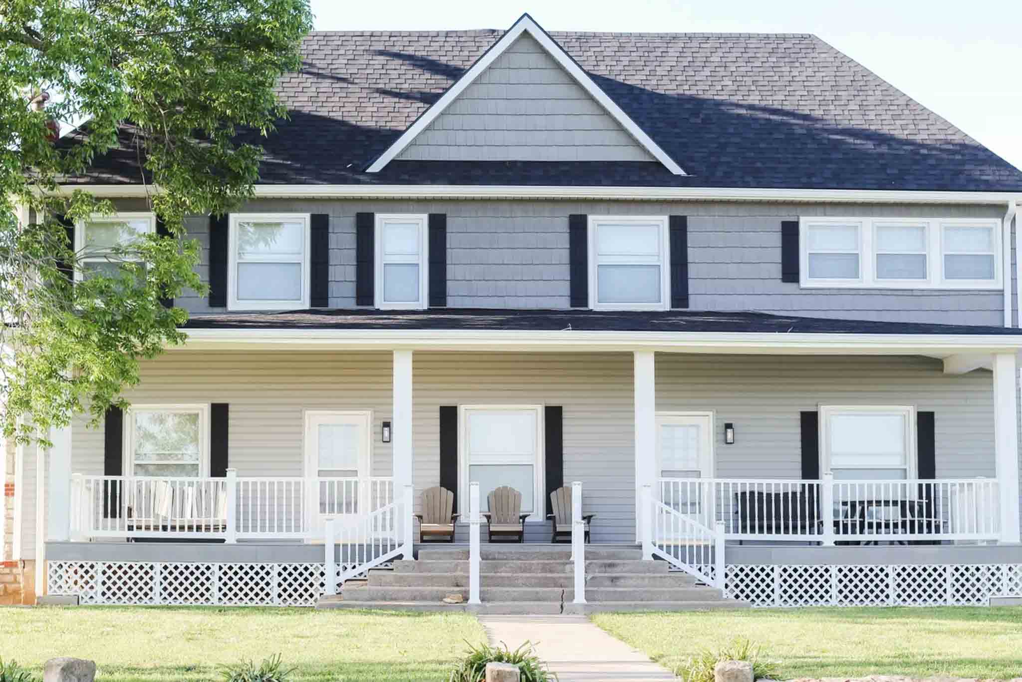 Lakeside lodging along Highway 75